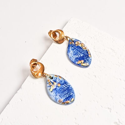 Cercei Blue Drop din portelan, realizati manual, decorati cu aur 10%.