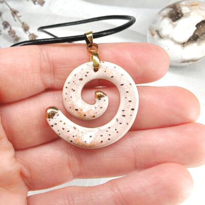 Colier Idea cu pandantiv din portelan, glazurat si decorat inainte de ultima ardere cu aur pentru pictura ceramica