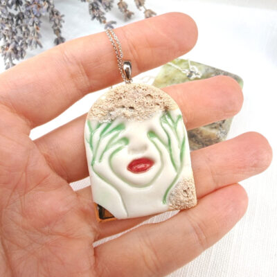 Colier Maya cu pandantiv din portelan pictat si decorat cu aur pentru pictura ceramica.