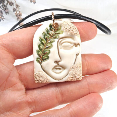 Colier Maya cu pandantiv din portelan pictat si decorat cu aur pentru pictura ceramica, pe snur din piele naturala