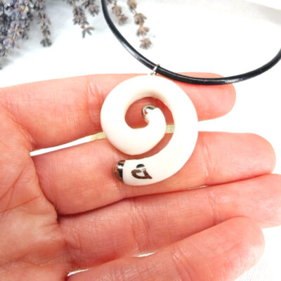 Colier Idea cu pandantiv din portelan, glazurat si decorat inainte de ultima ardere cu platina pentru pictura ceramica