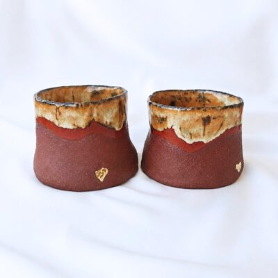 Set de cani Rustique din ceramica, modelate si glazurate manual cu glazuri non-toxice, arse in cuptor ceramic la 1220°C.