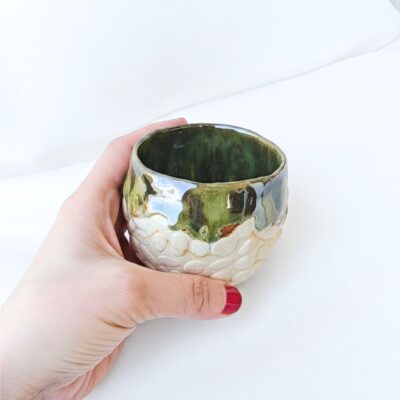 Ceașcă Pebbles modelată manual si glazurată cu glazuri non-toxice, din ceramică arsă la 1220°C.