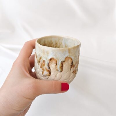Ceașcă Pebbles modelată manual si glazurată cu glazuri non-toxice, din ceramică arsă la 1220°C.