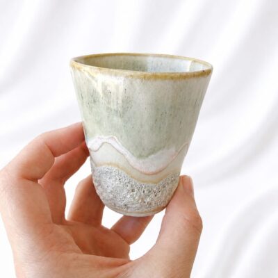 Ceașcă Expresso modelată manual si glazurată cu glazuri non-toxice, din ceramică arsă la 1220°C.